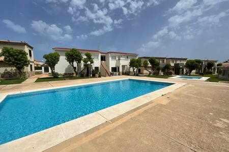 Apartamento bajo con jardín y piscina - FORCAT. Ciutadella  Exterior foto